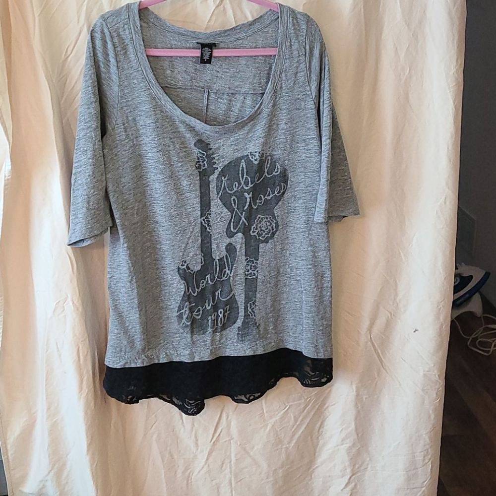 Three-quarter sleeve graphic tee